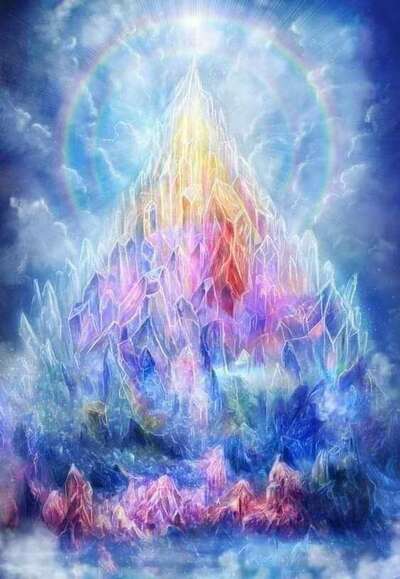 Château ou montagne de cristal éthéré multicolore brillant, entouré d'un ciel bleu et de nuages avec un halo arc-en-ciel.