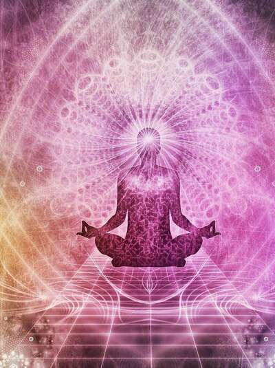 Silhouette méditant en lotus, émanation de lumière violette et rose depuis le chakra couronne, énergie vibratoire.